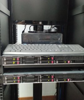 Dua unit server terpasang pada rack di ruang server klien.